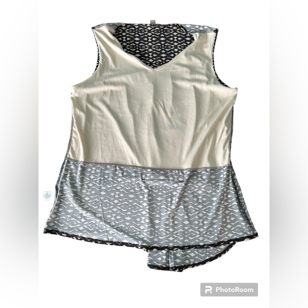Roz & Ali Sleeveless Tank Blouse Womens size Large Black and Tan Tribal Pattern - Picture 4 of 6